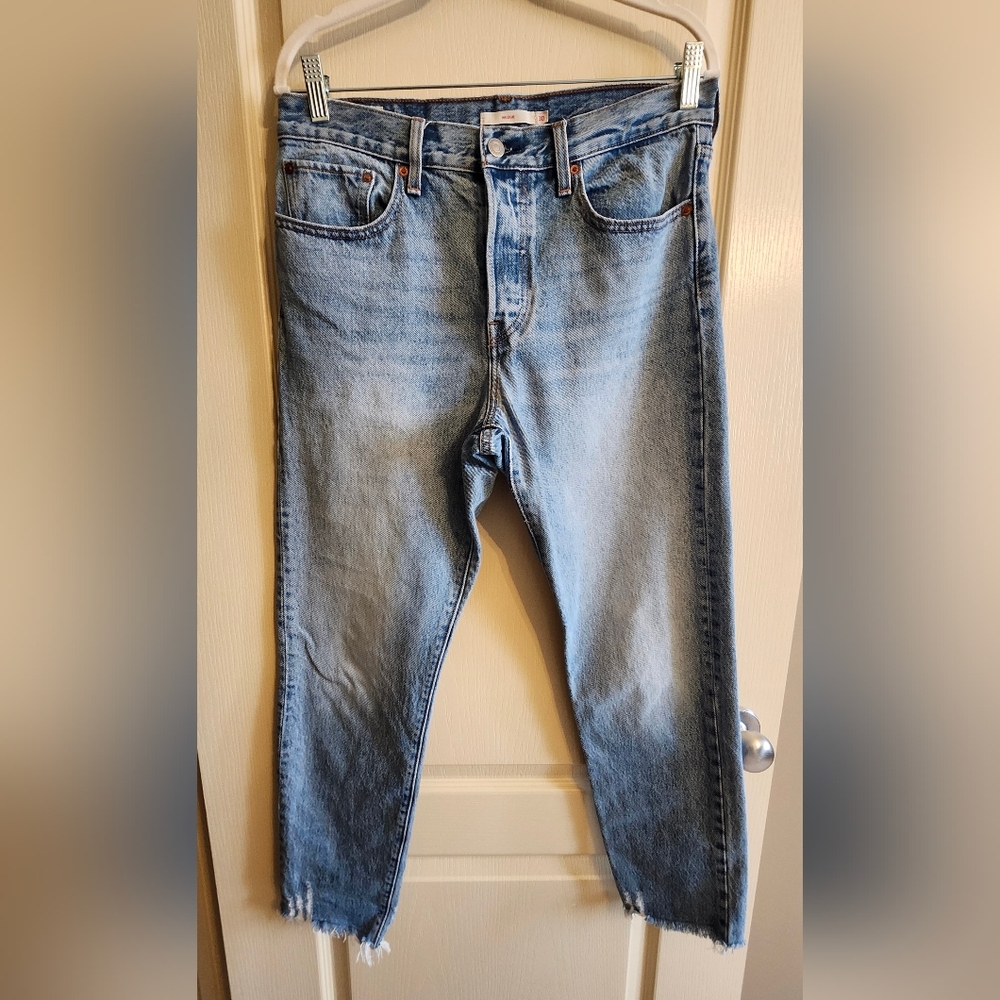 LEVI'S Wedgie Tapered Leg Ankle Length Raw Hem Jeans. Women's Size 30.